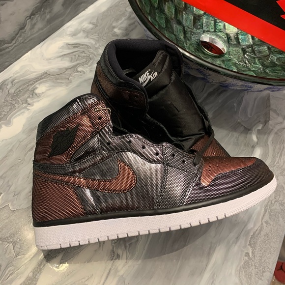 NIKE Women’s Air Jordan 1 HI OG FEARLESS - Picture 3 of 8